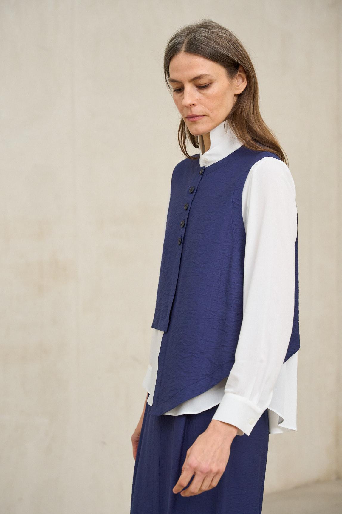 Freja navy blue vest
