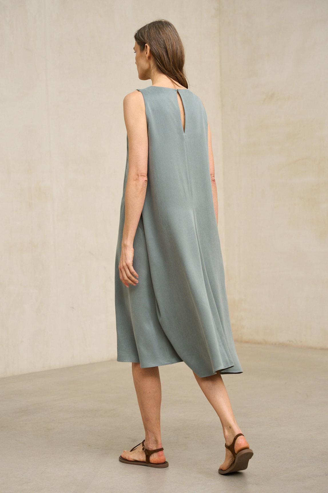 Naïra dress in sage green
