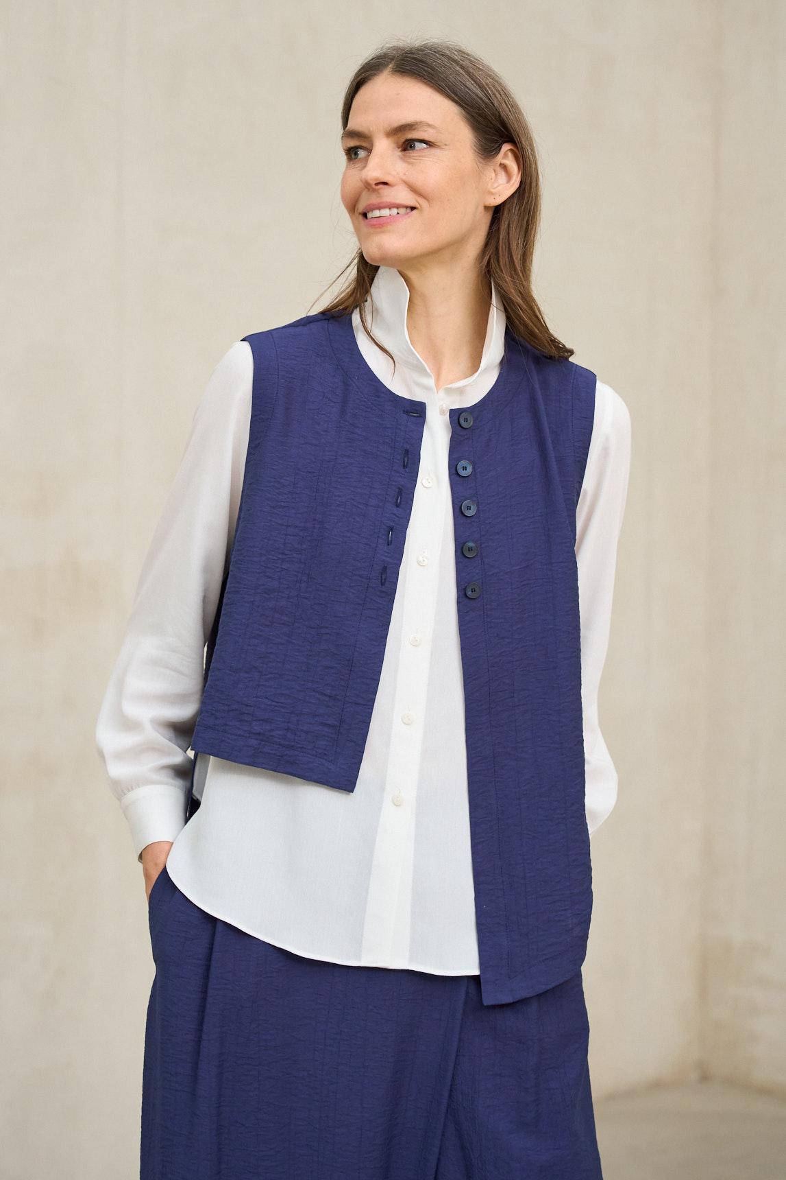 Freja navy blue vest